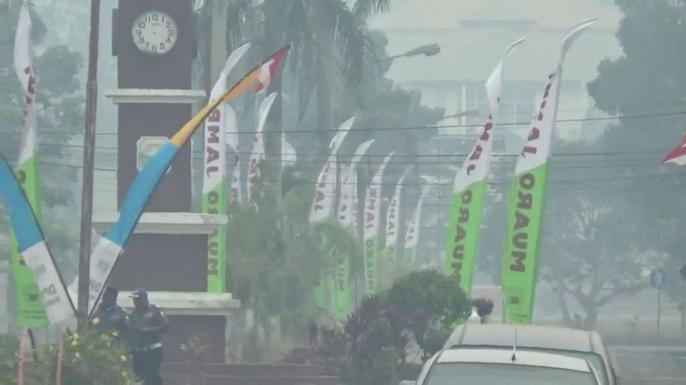 Kabut asap yang terlihat menyelimuti komplek perkantoran Muarojambi
