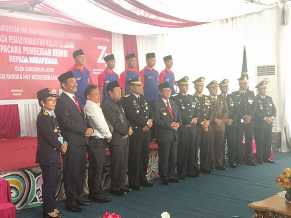 Foto bersama usai penyerahan SK Remisi