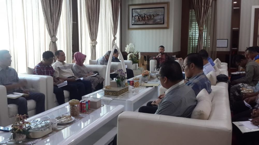 Fasha memberikan keterangan pers terkaat jam libur sekolah selama kabut asap.