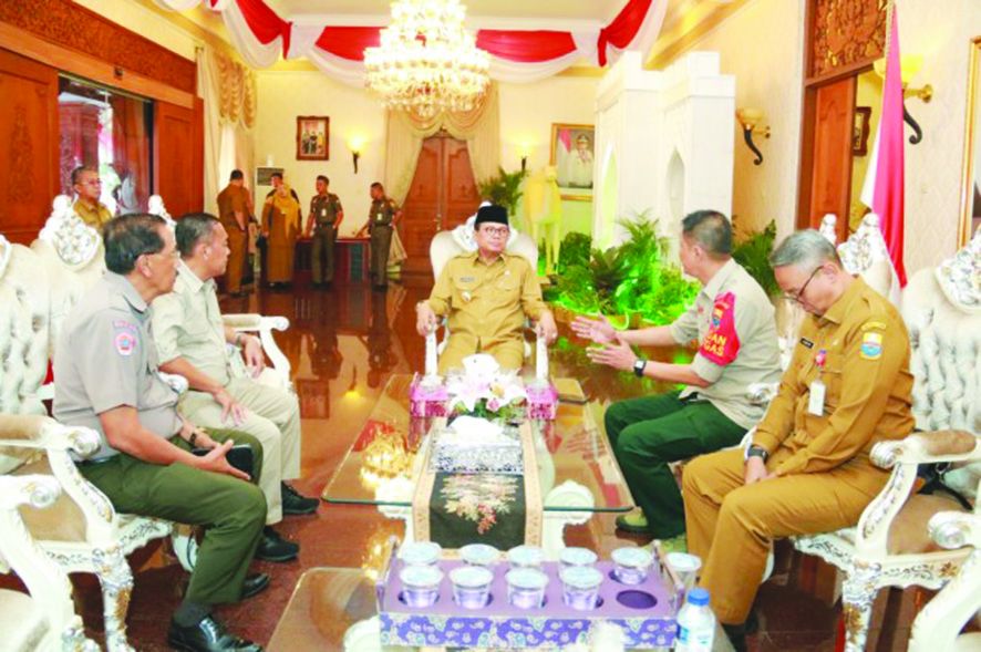 Staf Ahli  Muba  menemui Gubernur Jambi menyampaikan permintaan maaf soal kabut asap.jpg
