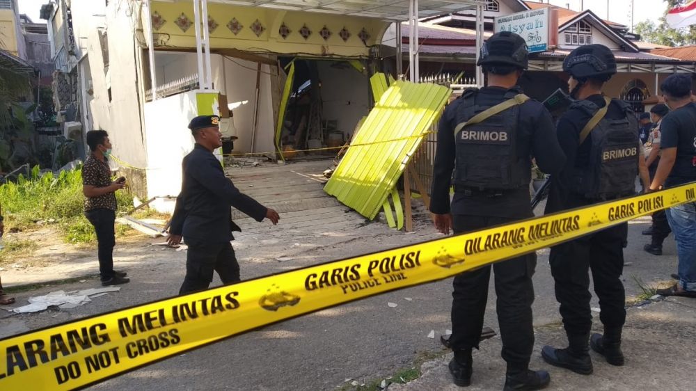 Lokasi ledakan di adi cel dijaga petugas kepolisian.