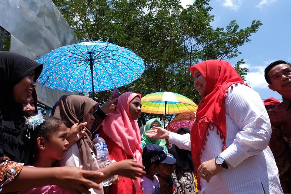 Bupati menyapa warga yang menyaksikan pesta rakyat..