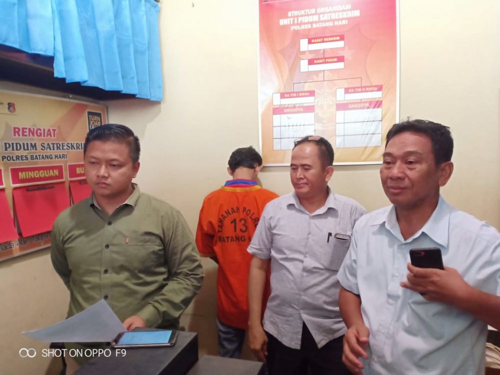 Kasat Reskrim Polres batanghari AKP  Dhadhag Anindito dalam konferensi pers kemarin.