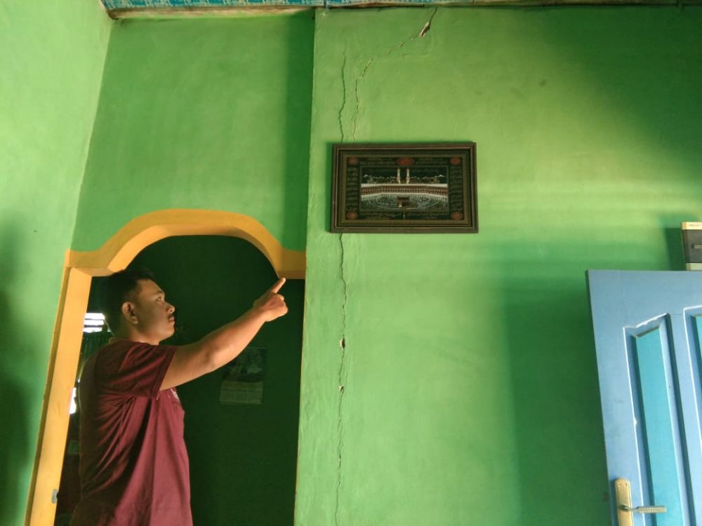 Rumah warga yang retak diduga karena kendaran angkutan pasir.
