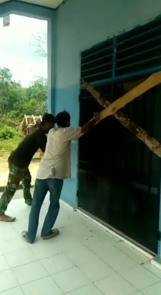 Pihak ahli waris menyegel SMP Satu Atap.