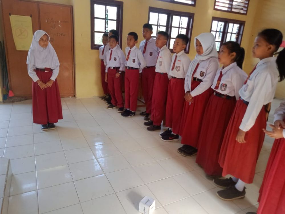 Siswa memperaktekan Pembelajaran dadu literasi yang memudahkan siswa dalam memahami buku yang telah dibaca.
