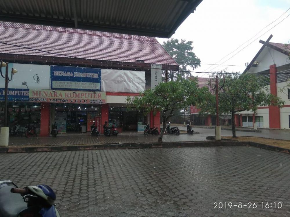 Hujan yang menguyur Muarabulian kemarin sore.