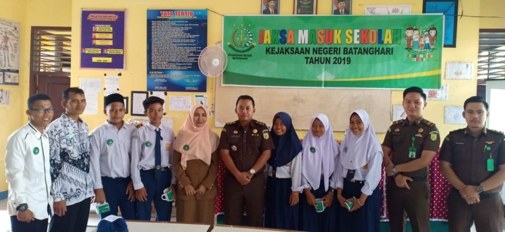 Jaksa foto bersama siswa SMP.