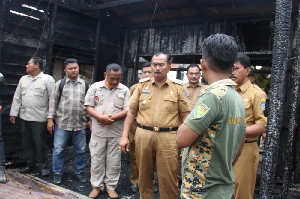 Wabup amir sakib saat meninjau lokasi kebakaran