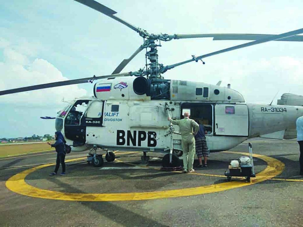Helikopter water booming yang tetap siaga.