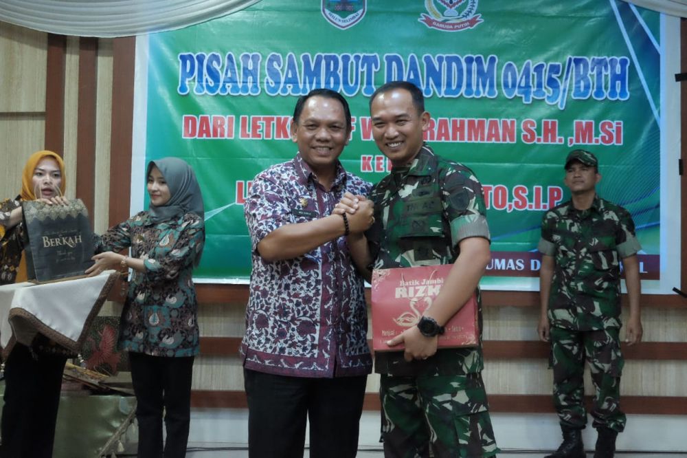 Sekwan bersama Letkol Inf Widi Rahman kepada Letkol Inf J. Hadiyanto .
