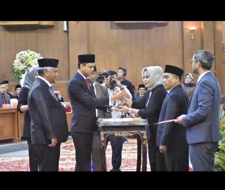 Penyerahan jabatana ketua DPRD sementara Yuli Setia Bhakti dan Agustian Mahir