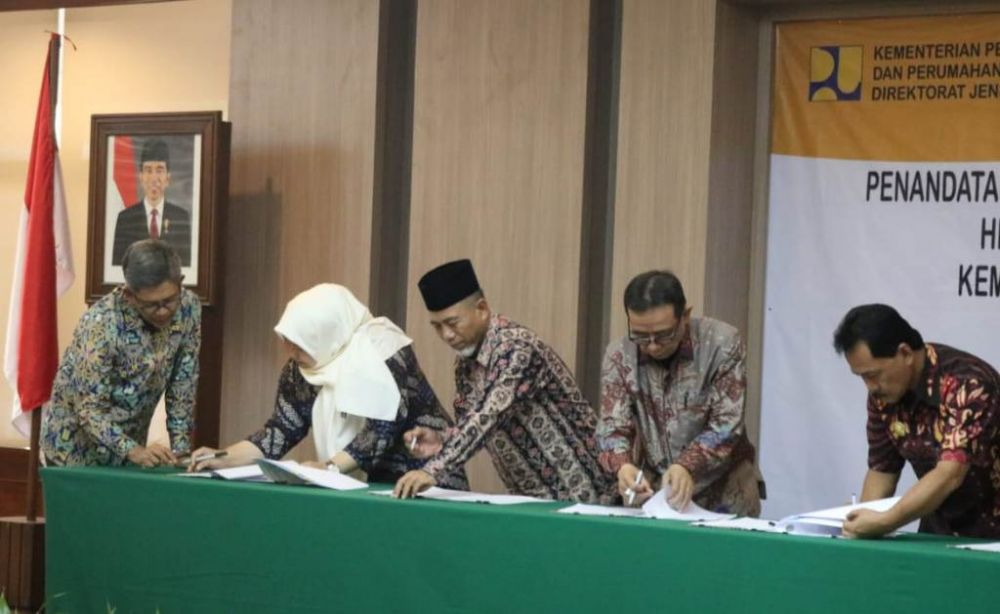 Wabup Merangin H Mashuri (tengah) saat meneken MoU.