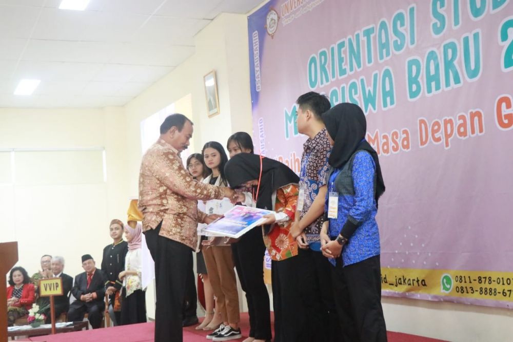 Amir Sakib Serahkan Beasiswa Utusan .