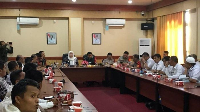 Bupati Muarojambi memimpin rapat penanganan Karhutla..