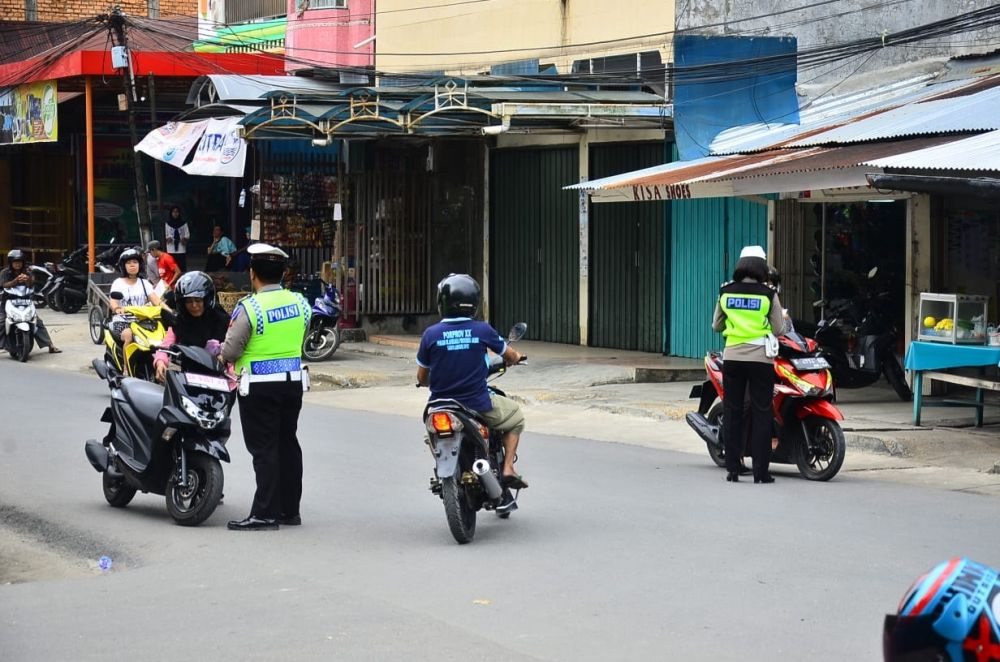 Polres Tanjabarat ketika melaksanakan operasi patuh.