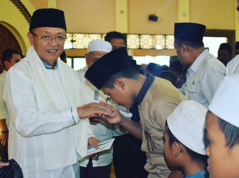 Peringatan hari raya anak yatim 10 Muharam 1440 H, Bupati Sarolangun, H Cek Endra santuni 700 anak yatim dan piatu.