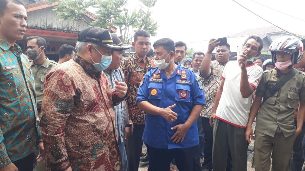 Bupati melihat rumah warga yang kebakaran.