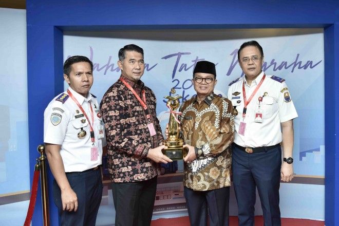 Gubernur Jambi didampingi Walikota Jambi saat  dianugerahi Penghargaan Wahana Tata Nugraha Wiratama Tahun 2019,