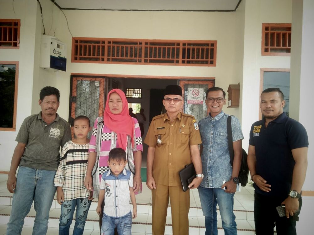 KJB bersama Kabid dikdas, H Harun dan keluarga Riska.