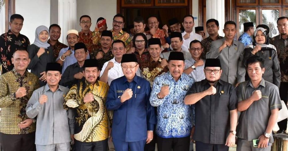 H Cek Endra dan H Hillalatil Badri photo bersama anggota dewan Sarolangun.