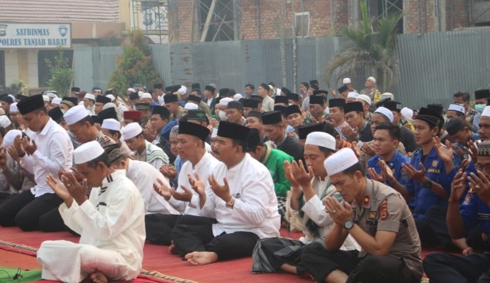 Wabup Tanjabbarat  Amir Sakib mengikuti Shalat Istisqo.