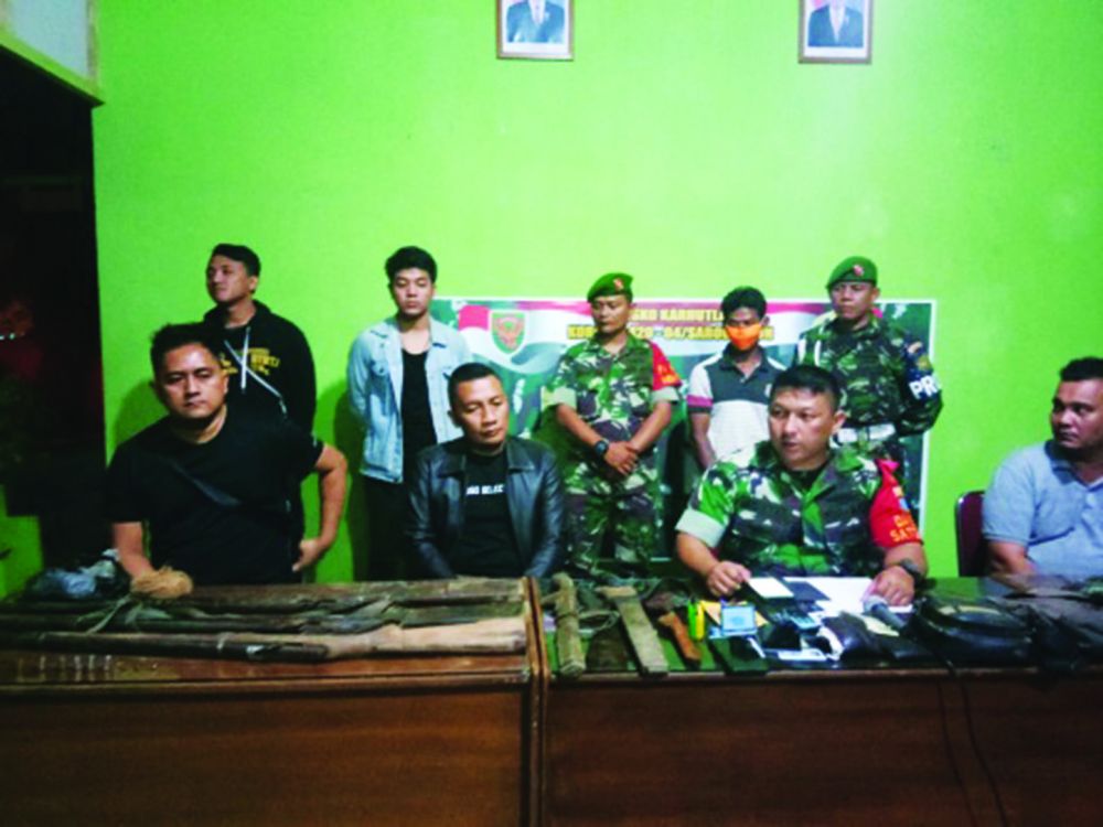 Tampak pelaku dan barang bukti saat diamankan oleh pihak Kodim Sarko dan Polres Sarolangun..