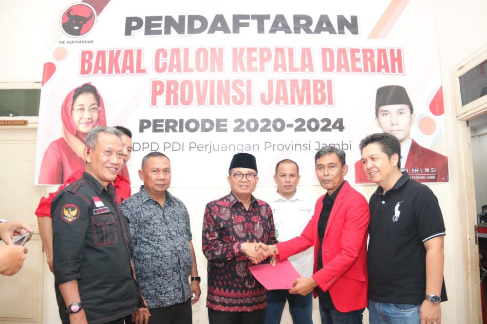 Fahrori menyerahkan berkas pendaftaran .