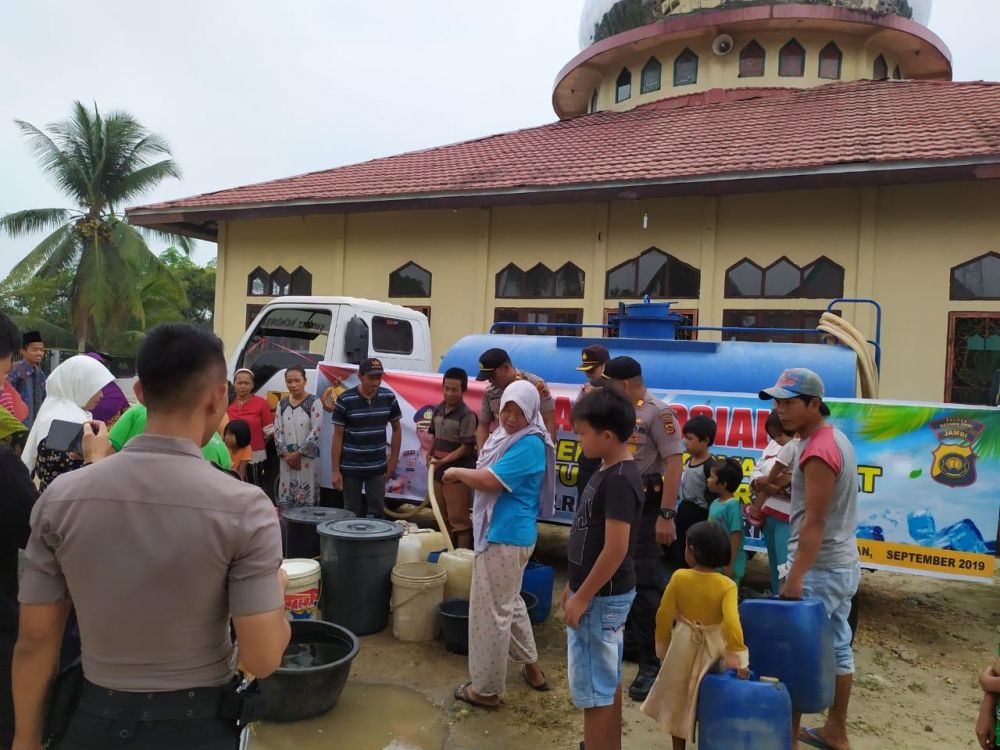 Pembagian air bersih untuk warga nes