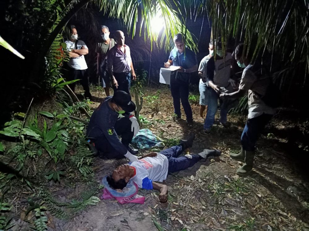 Polisi mrlalukann pemeriksaan di tkp penemuan mayat