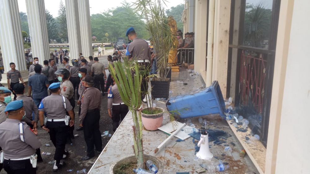 Kaca depan gedung DPRD Provisni yang pecah.
