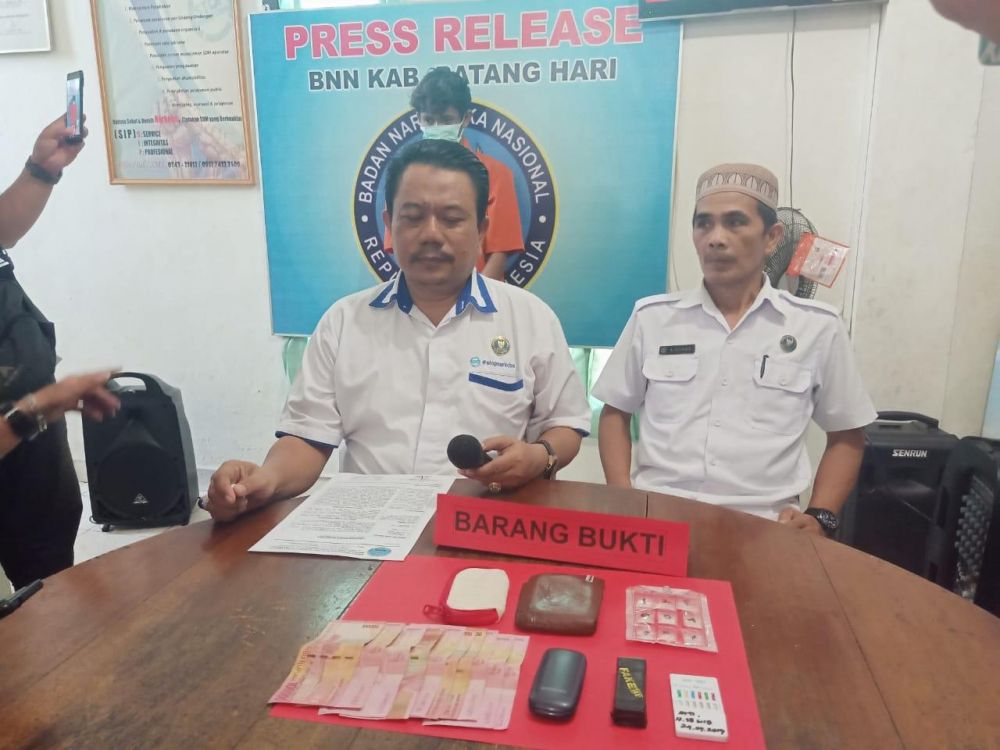 Kepala Seksi Brantas BNN Batanghari, AKP A Cahya, dalam press rilis di BNN Kabupaten Batanghari.