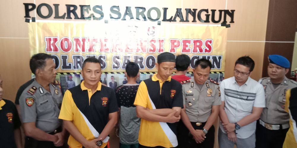 Kapolres Sarolangun, AKBP Deny Heryanto didampingi Waka Polres, Kompol Atrizal dan Kapolsekta, Iptu Imam Budiyanto pada konferensi pers, Jum'at (27/9)