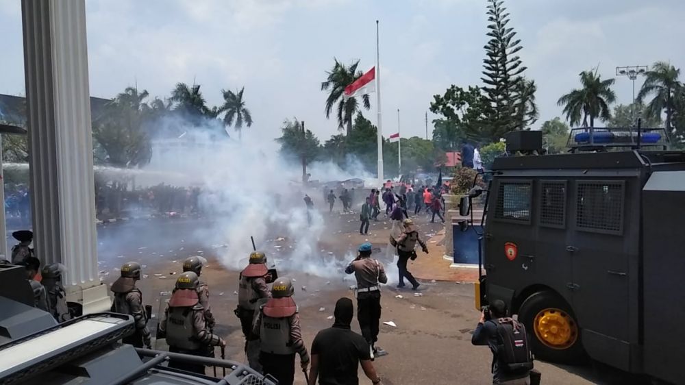 Polisi melempar gas air mata untuk membubarkan konsetrasi pendemo.