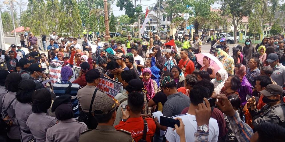 Massa yang mendatangi kantor bupati Batanghari.