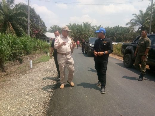 Tampak Bupati Cek Endra dan jajaran saat meninjau proyek di kecamatan Air Hitam.