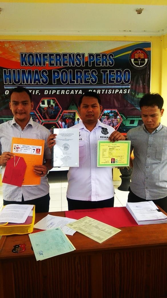 Kasat Reskrim Polres Tebo saat memperlihatkan Barang Bukti ijazah palsu Jumawarzi.