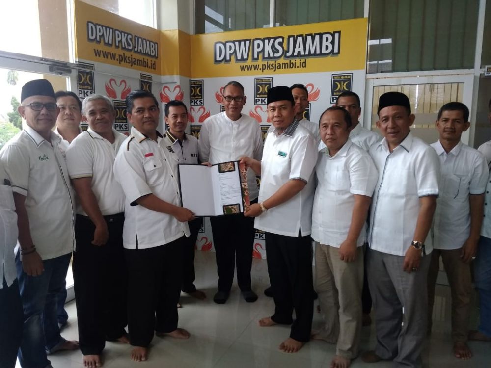 Tim Fasha menyerahkan berkas pedaftaran.
