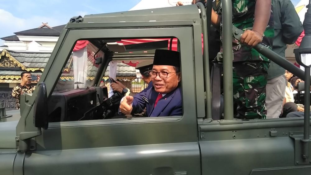 Gubernur Jambi, Dr.Drs.H.Fachrori Umar,M.Hum menghadiri puncak Peringatan Hari Ulang Tahun (HUT) ke-74 Tentara Nasional Indonesia (TNI) Tingkat Provinsi Jambi 