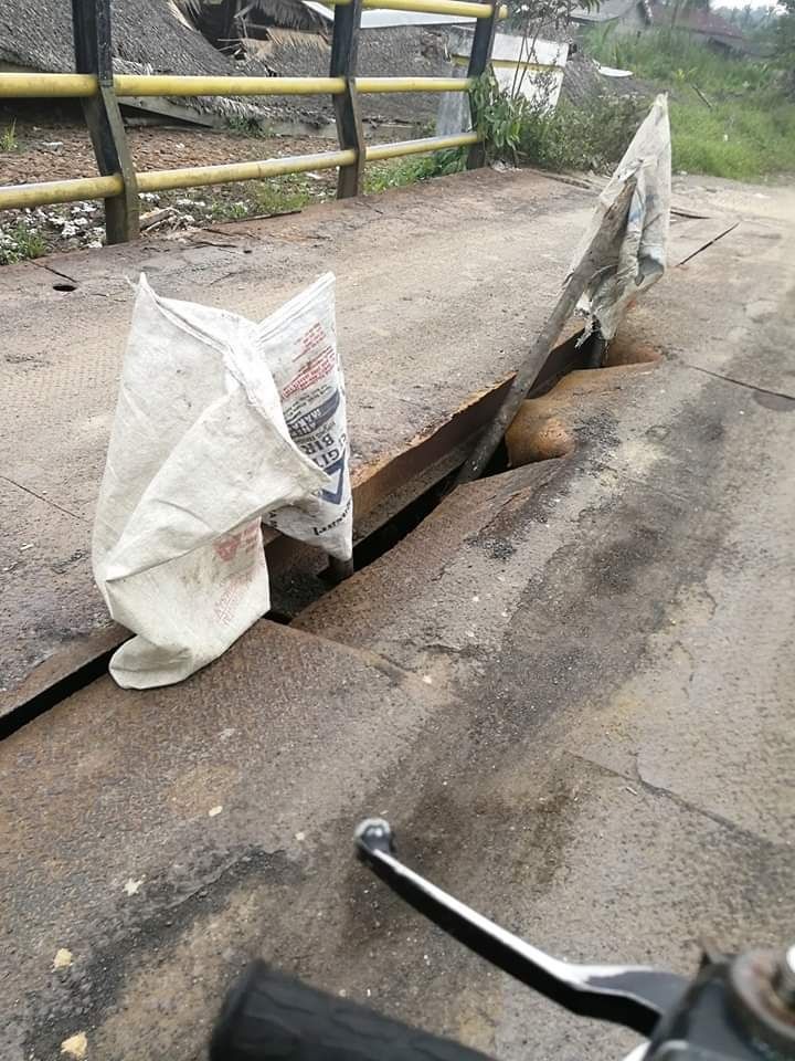 Jembatan Harmoko yang kondisinya Memprihatinkan.
