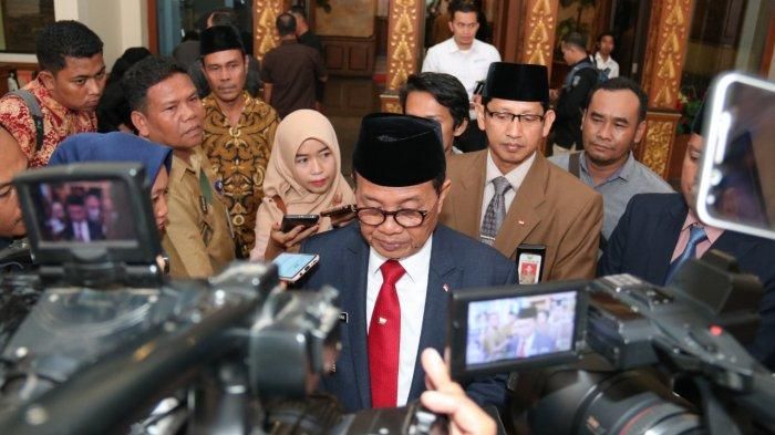 Gubernur saat diwawancara usai menghadiri Pengucapan Sumpah/Janji Pimpinan DPRD Provinsi Jambi Definitif Masa Jabatan 2019 – 2024, di Ruang Rapat Utama Gedung DPRD Provinsi Jambi