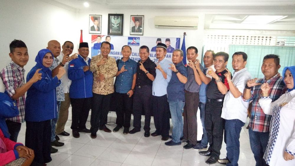 Cek Endra diwakilkan tim mendaftar ke Demokrat Jambi.