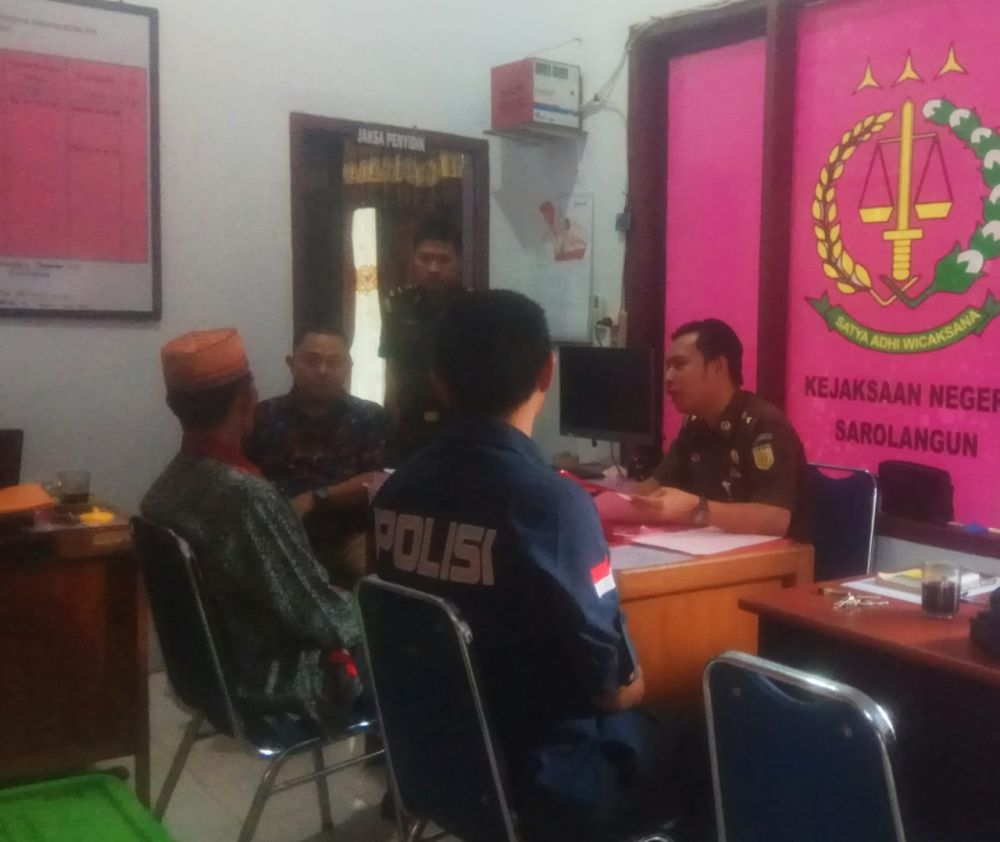 Mantan Kades dan Sekdes Batu Putih yang ditahan.