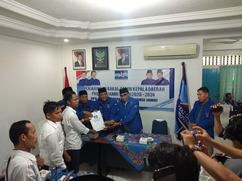 Tim media center pemenangan AJB saat mengambil formulir di Kantor DPD Demokrat Provinsi Jambi.