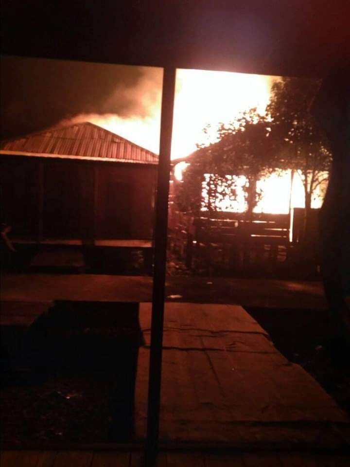 Rumah  Warga Mendahara yang terbakar.