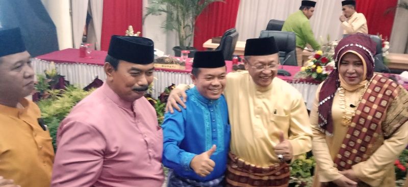 Tampak keakraban CE dan Haris seusai paripurna istimewa HUT Kabupaten Sarolangun ke-20
