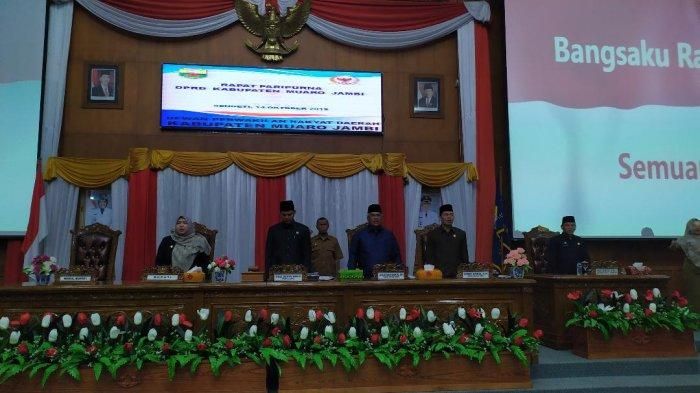 Jalannya paripurna  menyampaikan berkas tiga ranperda.