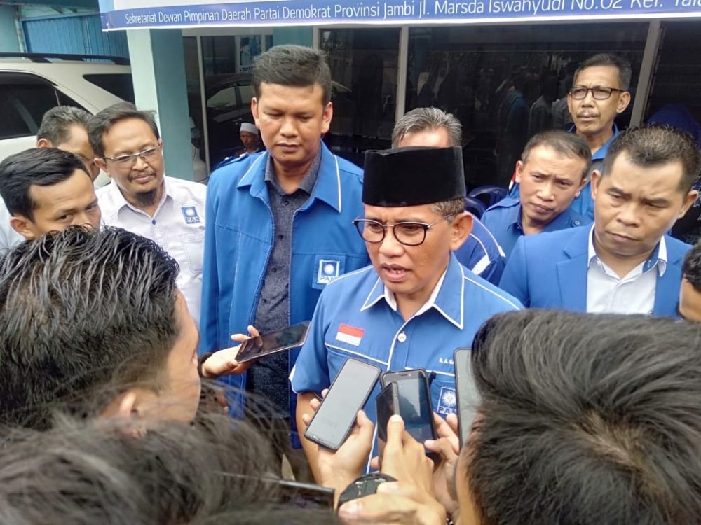H Bakri memberikan keterangan pers usia mendaftar di Demokrat.
