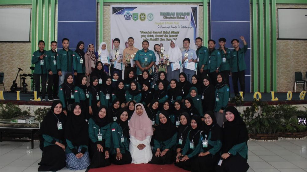 Foto pemenang olimpiade ke-10 2019 bersama panitia.