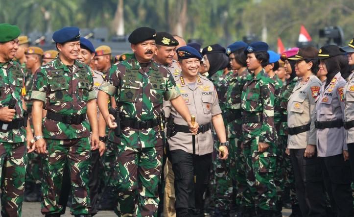 Panglima TNI Marsekal Hadi Tjahjanto dan Kapolri Jenderal Tito Karnavian memeriksa pasukan seusai apel pasukan TNI-Polri untuk pengamanan menjelang pelantikan Presiden dan Wakil Presiden terpilih di Silang Monas.